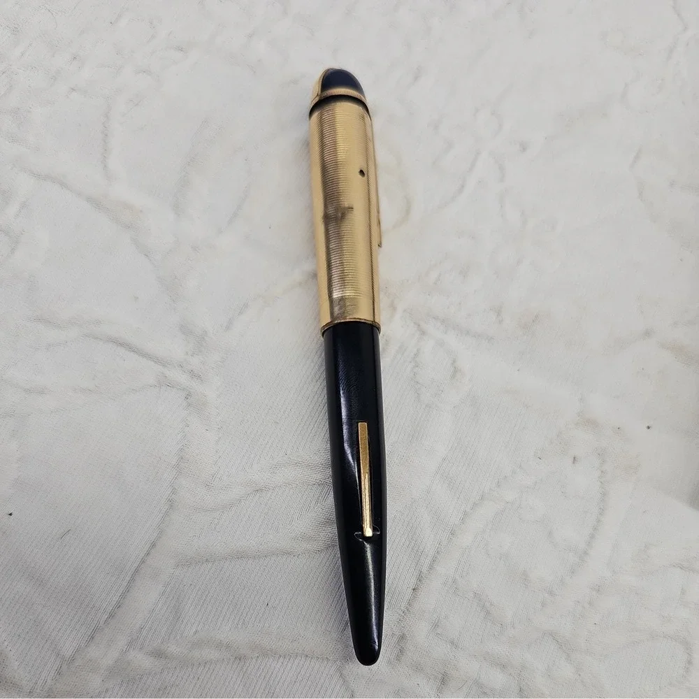 Vintage Eversharp Skyline‎ BlackFountain Pen 14K Gold Nib Gold Trim 40's